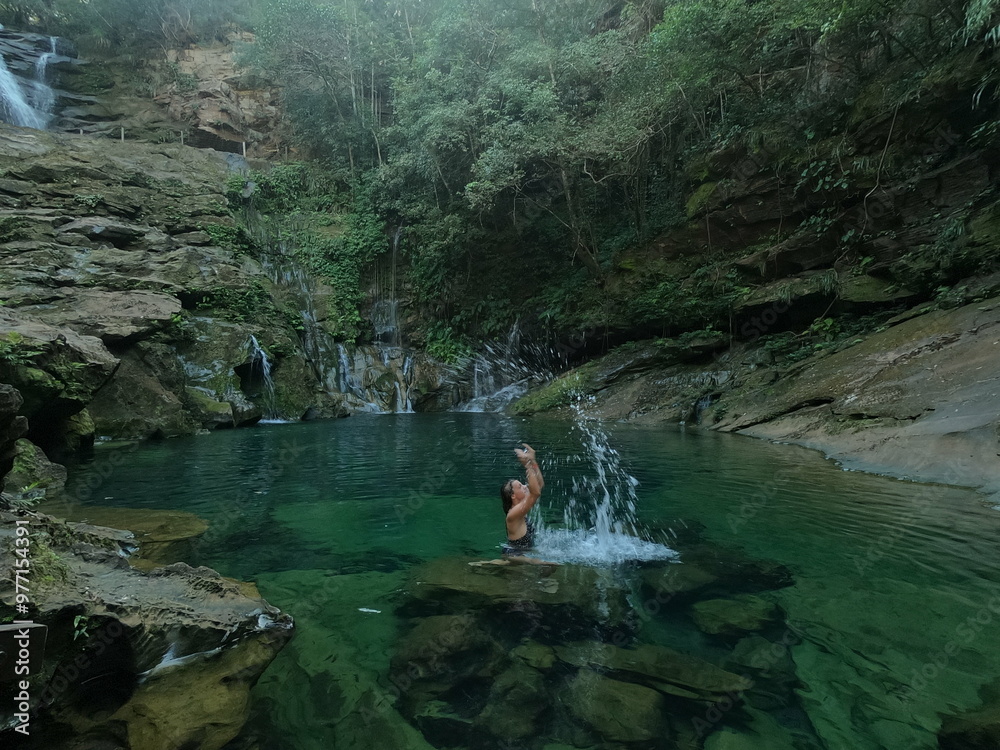 mulher no Poço Azul na Chapada das Mesas, maranhão mulher no Poço Azul na Chapada das Mesas, maranhão