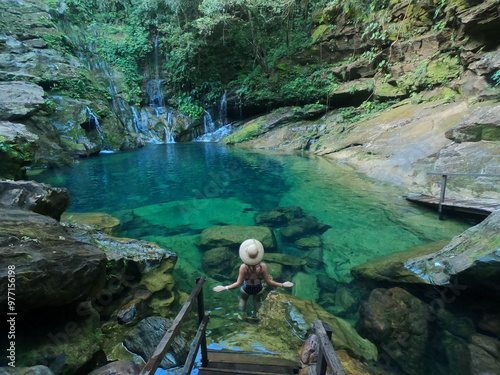 mulher no Poço Azul na Chapada das Mesas, maranhão 