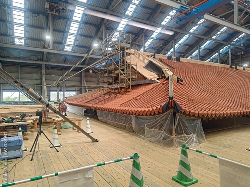 修復中の首里城の屋根