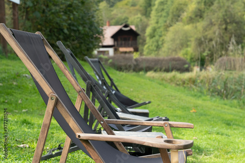 Obraz na płótnie deckchair spread out on the grass on a sunny summer day w salonie