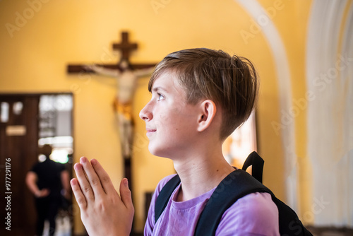 Canvas Print 12 year old boy or teenager prays in the temple