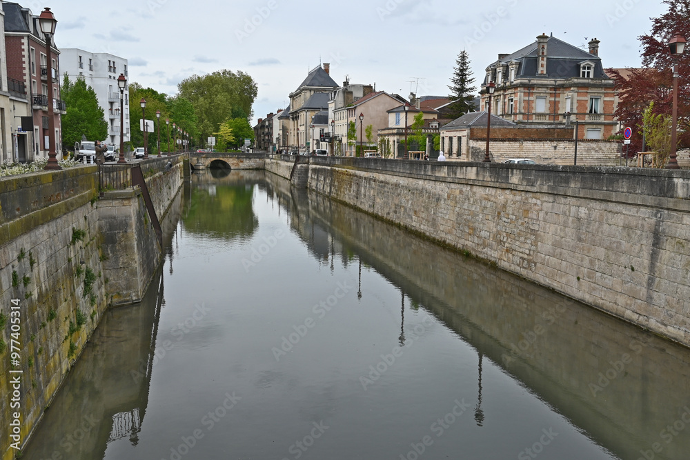 Châlons-en-Champagne, Strade, antiche case e canali, Francia Châlons-en-Champagne, Strade, antiche case e canali, Francia