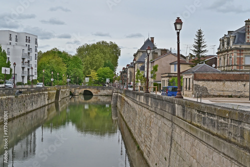 Châlons-en-Champagne, Strade, antiche case e canali, Francia photo