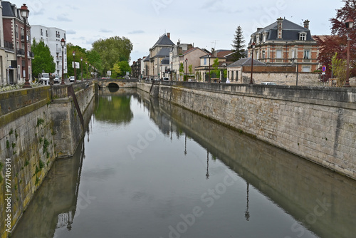 Châlons-en-Champagne, Strade, antiche case e canali, Francia photo