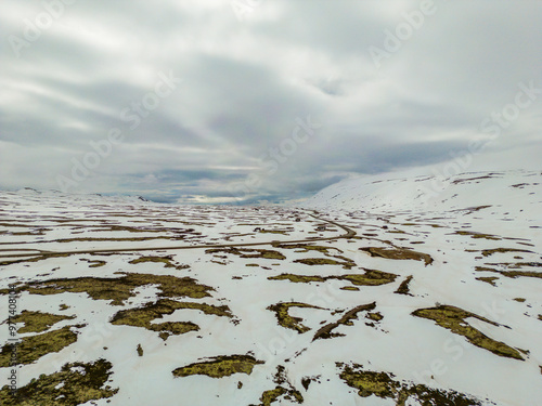 Norwegen, Norway, Sonstevatn, Sønstevatn, Berg, Mountain, Landschaften, Landscapes, Schnee, Snow, Drohnen, Droneshots, Himmel, Sky, Blue, Winter, Herbst, Kalt, Düster, Wolken, Bäume, Trees, Straße photo