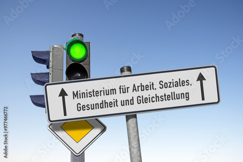 Verkehrsschild, Ministerium für Arbeit, Soziales, Gesundheit und Gleichstellung, Signal auf Grün, (Symbolbild) photo