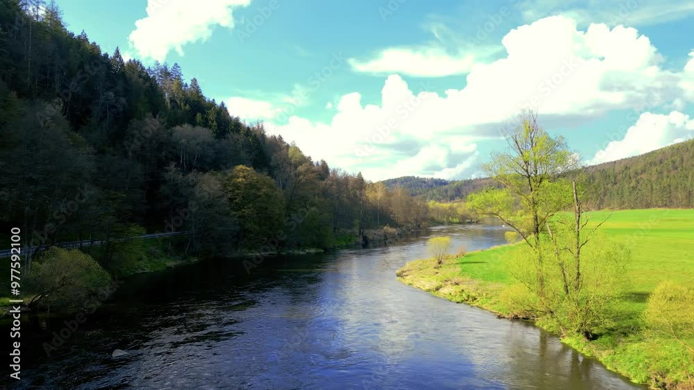 Drohnenflug über ein schönes kleines Flussbett in bayerischer Frühlingslandschaft Drohnenflug über ein schönes kleines Flussbett in bayerischer Frühlingslandschaft