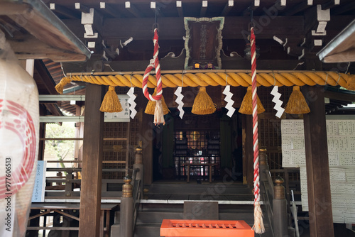 Obraz na płótnie Gojōten Shrine, is a shrine within Ueno Park that dates from 1662. Therefore the shrine is used by people who are praying for healing and also students hoping to pass exam w salonie