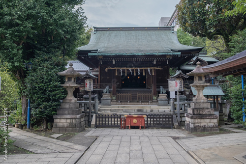 Obraz na płótnie Gojōten Shrine, is a shrine within Ueno Park that dates from 1662. Therefore the shrine is used by people who are praying for healing and also students hoping to pass exam w salonie