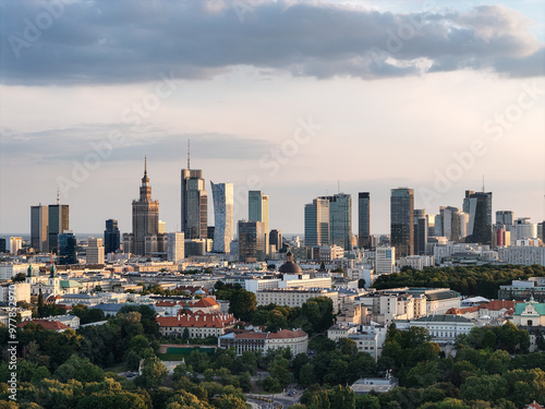 Panorama Warszawy podczas zachodzącego Słońca