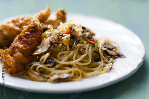 Obraz na płótnie aglio olio pasta with battered fish w salonie