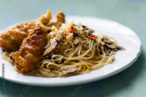 Obraz na płótnie aglio olio pasta with battered fish w salonie