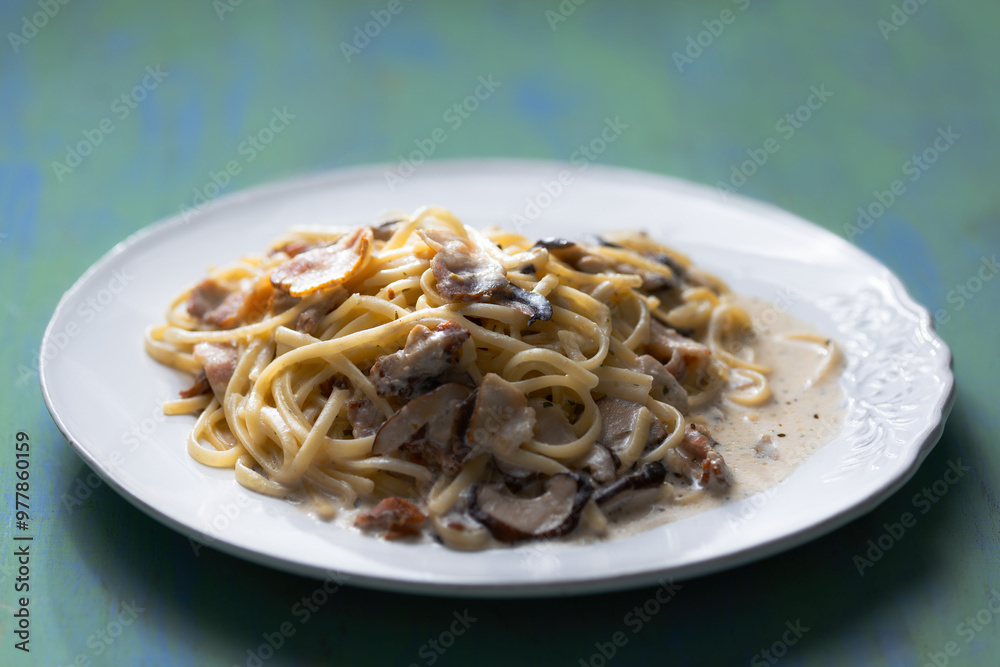 carbonara pasta with mushrooms and bacon