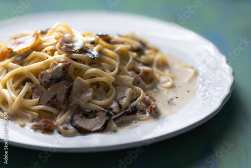 Obraz na płótnie carbonara pasta with mushrooms and bacon w salonie