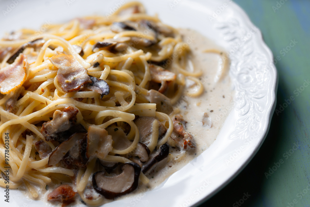 carbonara pasta with mushrooms and bacon