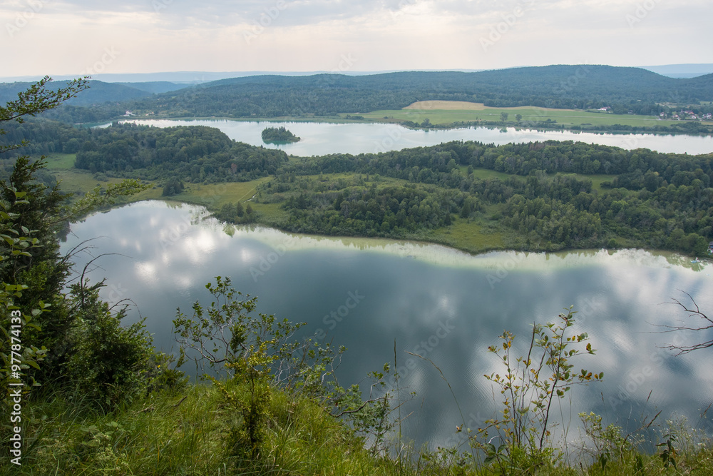 Obraz premium Un des plus beaux panoramas du Jura : le belvédère des 4 lacs, magnifique vue le lac d'Ilay et du Grand Maclu en été