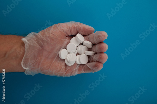 Bilde på lerret Chlorine tablet on palm