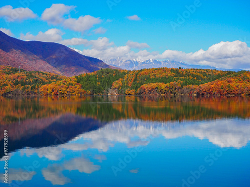 青木湖の湖面に映る紅葉した山並み 長野県大町市