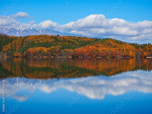 青木湖の湖面に映る紅葉した山並み 長野県大町市