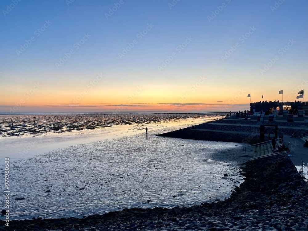Sonnenuntergang über dem Wattenmeer der Familienlagune, Büsum an der ...