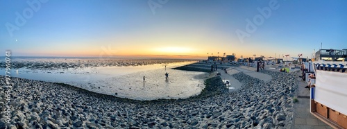 Sonnenuntergang über dem Wattenmeer der Familienlagune, Büsum an der Nordsee