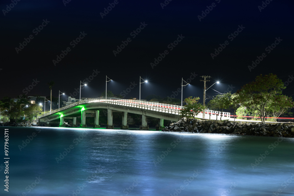 Obraz premium Bridge that connects the district of Ilha do Boi to the city of Vitória, capital of the state of Espírito Santo, Brazil. Night shot taken with long exposure shooting