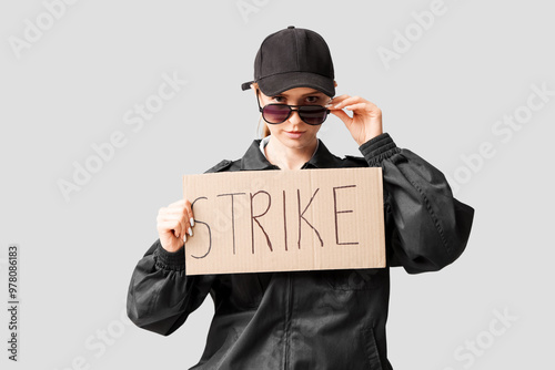 Protesting female police of...