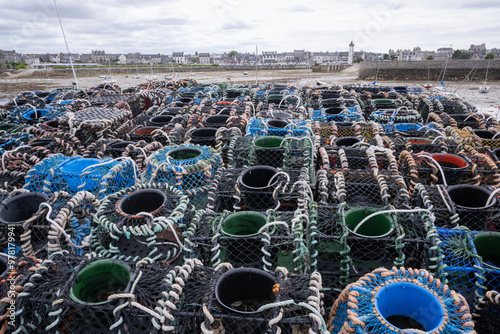 Fischereihafen mit Fangkörben für Krustentiere und Stadtansicht Roscoff, Bretagne, Frankreich