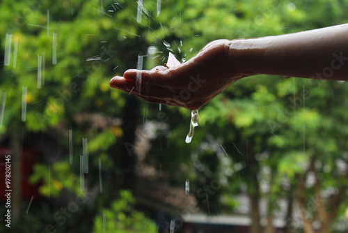Tableau sur toile hand with splashes of falling rainwater