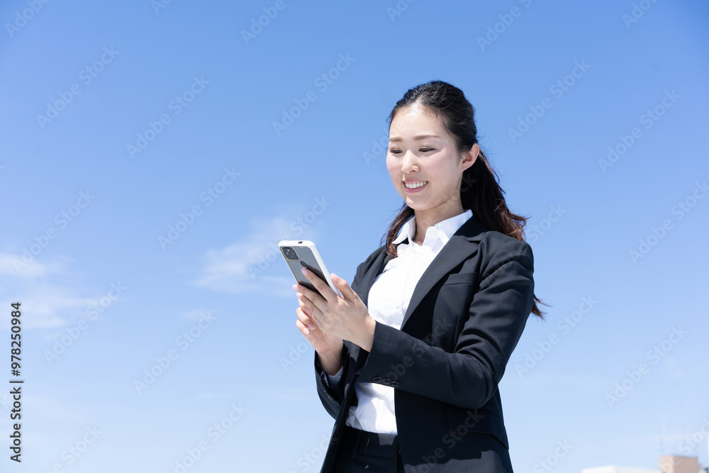 スマホを持ったビジネスウーマンのポートレート スマホを持ったビジネスウーマンのポートレート