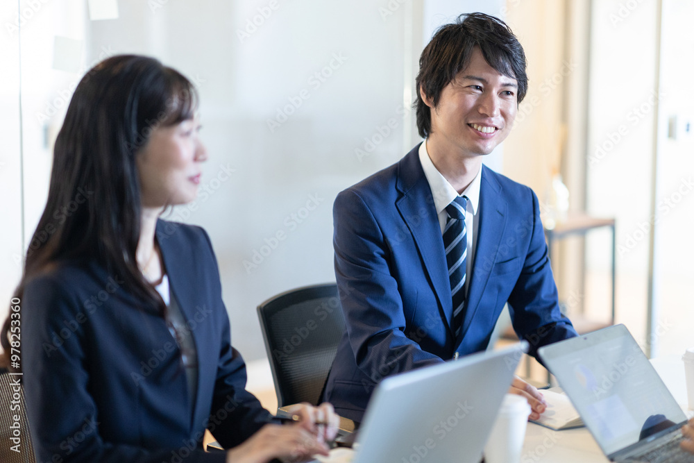 会議をするビジネスマンとビジネスウーマン 会議をするビジネスマンとビジネスウーマン