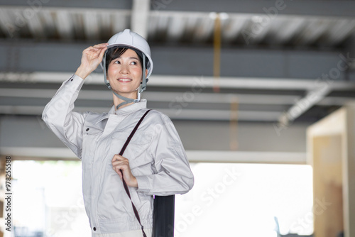 作業着を着た女性のポートレート photo