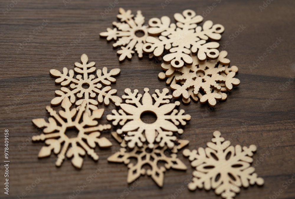 Fototapeta premium Montón de copos de nieve hechos de madera sobre mesa 