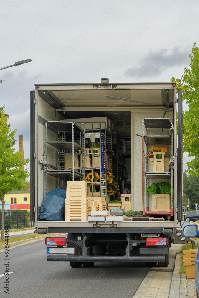 Ein LKW eines Blumenhändlers hat die hinteren Türen auf