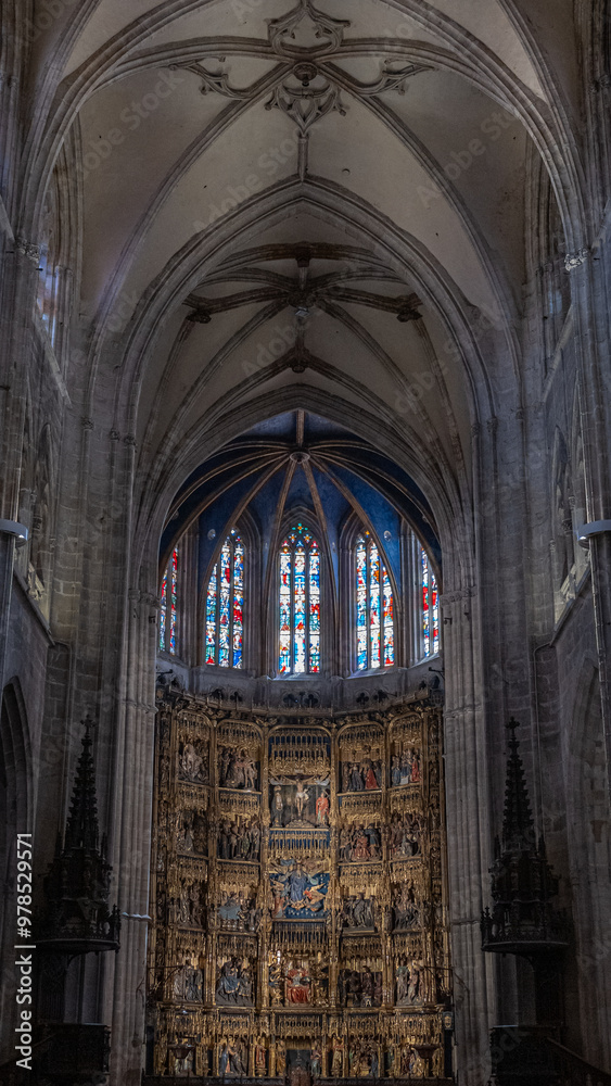 Nave central y retablo mayor en la catedral gótica de Oviedo, España Nave central y retablo mayor en la catedral gótica de Oviedo, España