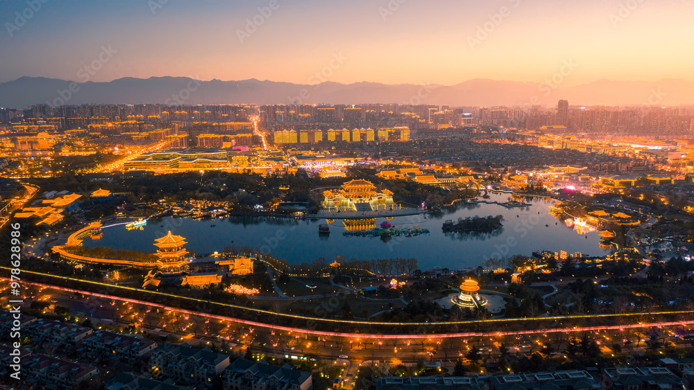 Naklejka premium Night view of Datang Furong Garden Park in Xi'an, China