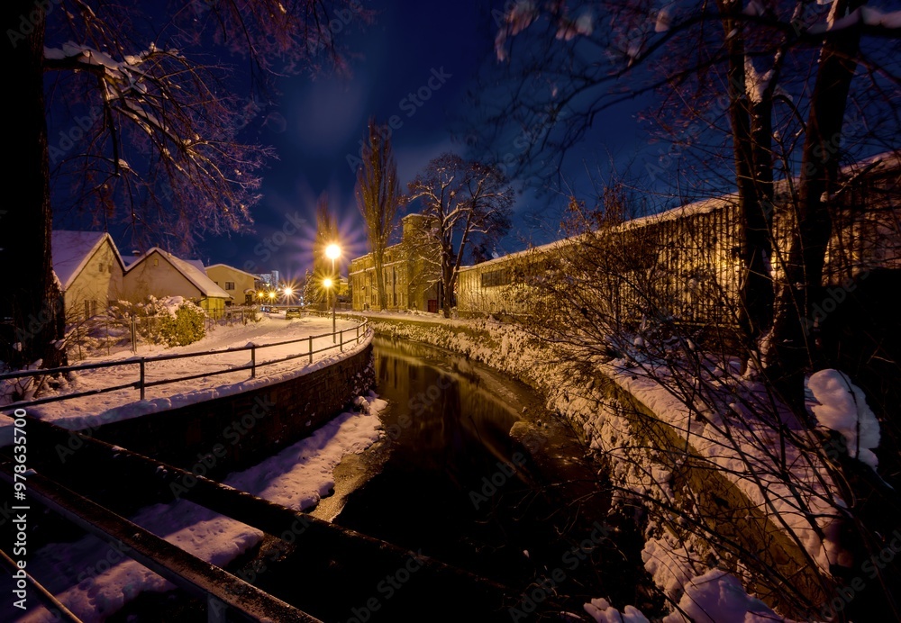 Naklejka premium bridge over the river at night