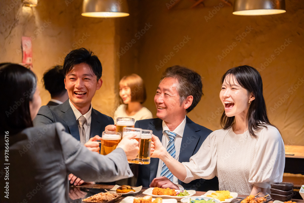 居酒屋で乾杯するビジネスパーソン 居酒屋で乾杯するビジネスパーソン