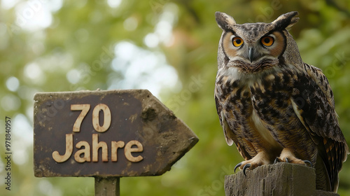 lustige Grußkarte zum 70. Geburtstag mit Tier Eule Erdmännchen oder Elefant Generative AI photo