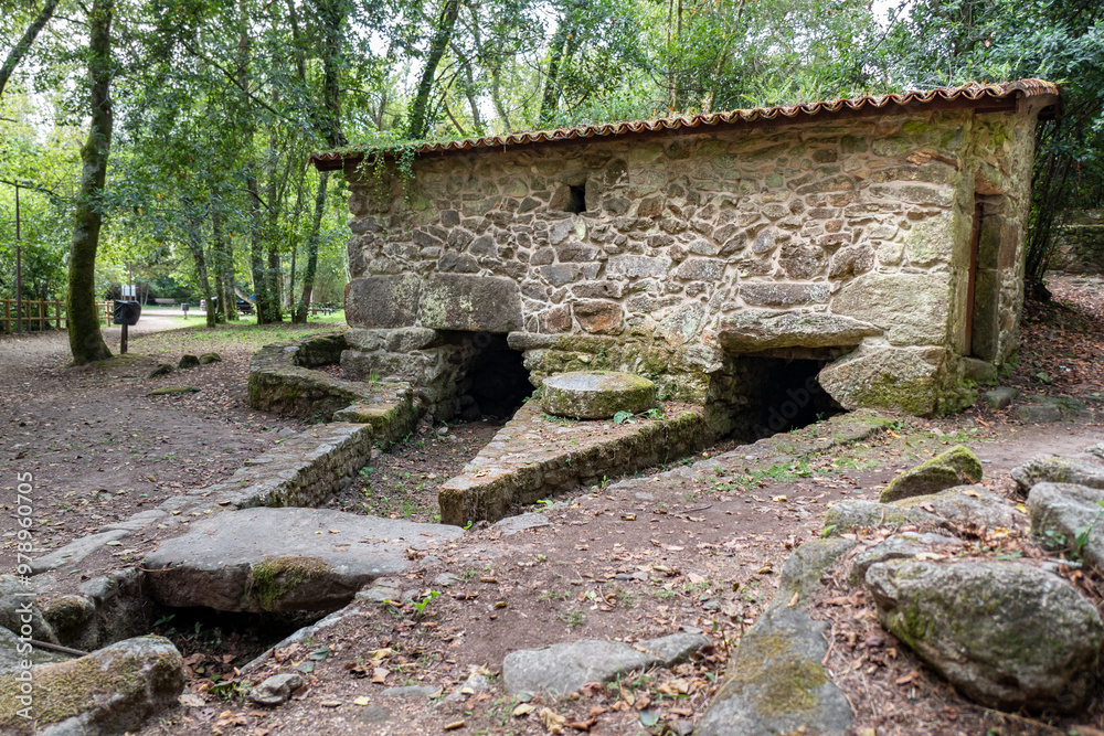 Antigo moinho de água e aqueduto de pedra em harmonia com a natureza em Espanha Antigo moinho de água e aqueduto de pedra em harmonia com a natureza em Espanha