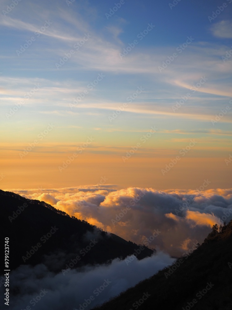 Obraz premium over the clouds from rinjiani