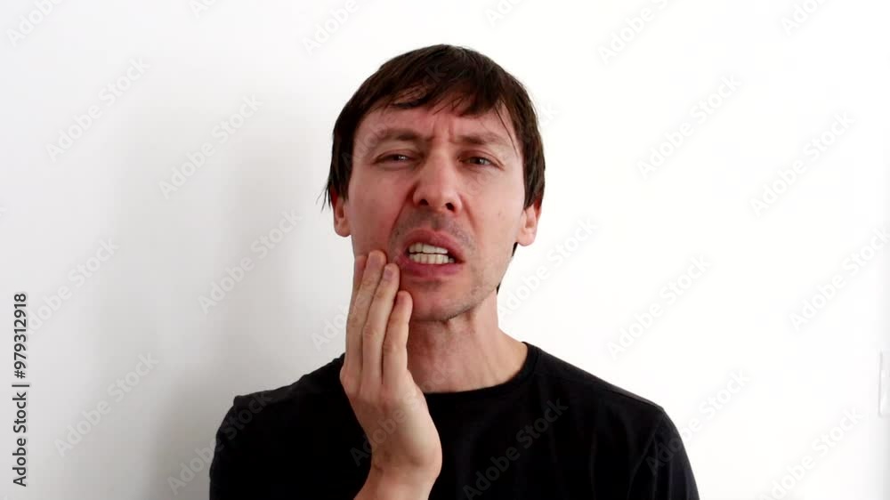 homem com dor de dente homem com dor de dente