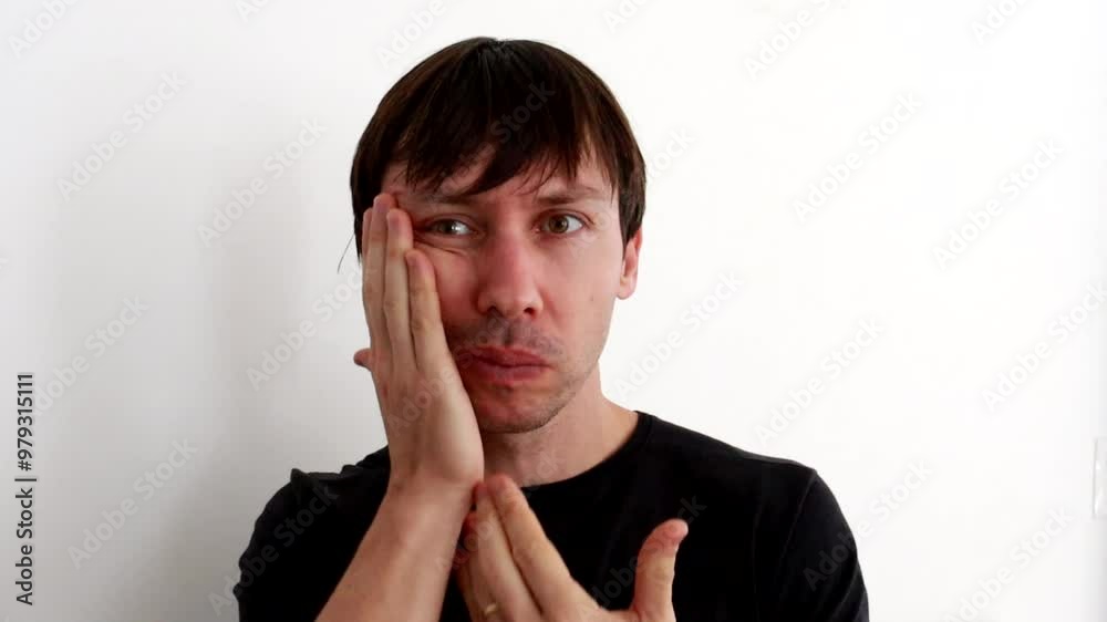 homem fazendo massagem para rugas faciais  linhas expressõesdo tempo 