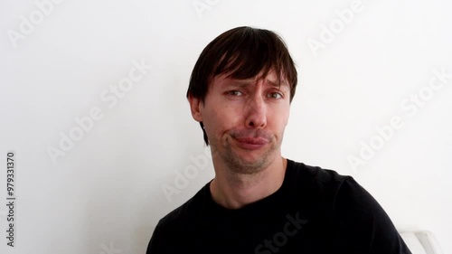 homem com expressão de desconfiado 