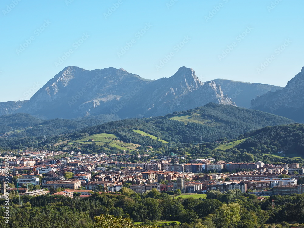 Paisaje desde Goiuria con vistas de la villa de Durango y el cresterio de Anboto - Alluitz de fondo Paisaje desde Goiuria con vistas de la villa de Durango y el cresterio de Anboto - Alluitz de fondo