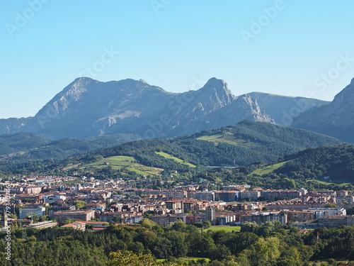 Paisaje desde Goiuria con vistas de la villa de Durango y el cresterio de Anboto - Alluitz de fondo