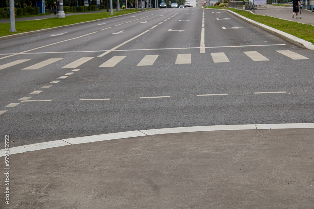 Obraz premium A vacant street features a pedestrian crosswalk positioned right in the center