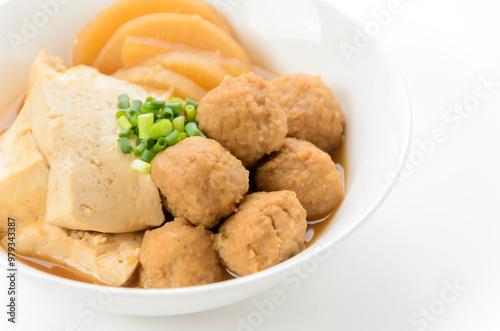 Obraz na płótnie 豆腐と鶏団子の煮物 w salonie