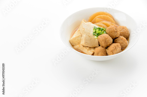 Obraz na płótnie 豆腐と鶏団子の煮物 w salonie