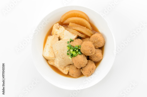Obraz na płótnie 豆腐と鶏団子の煮物 w salonie